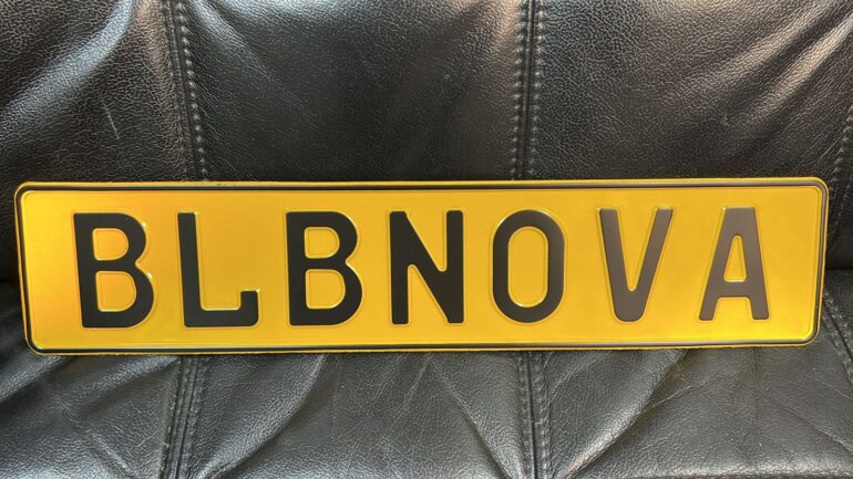 Номерной знак желтый