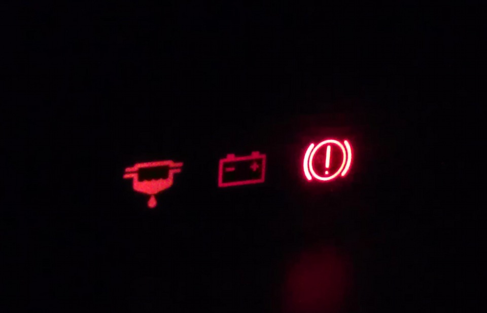 При включении зажигания не горит лампа аккумулятора (генератора)