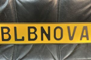 Номерной знак желтый