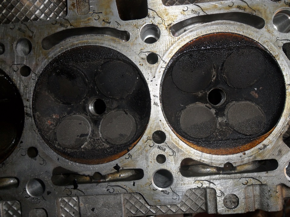 Ремонта двигателя ест масло. Масложор Приора 16 клапанов. Приора жрет масло 16 клапанов. Камера сгорания Приора.