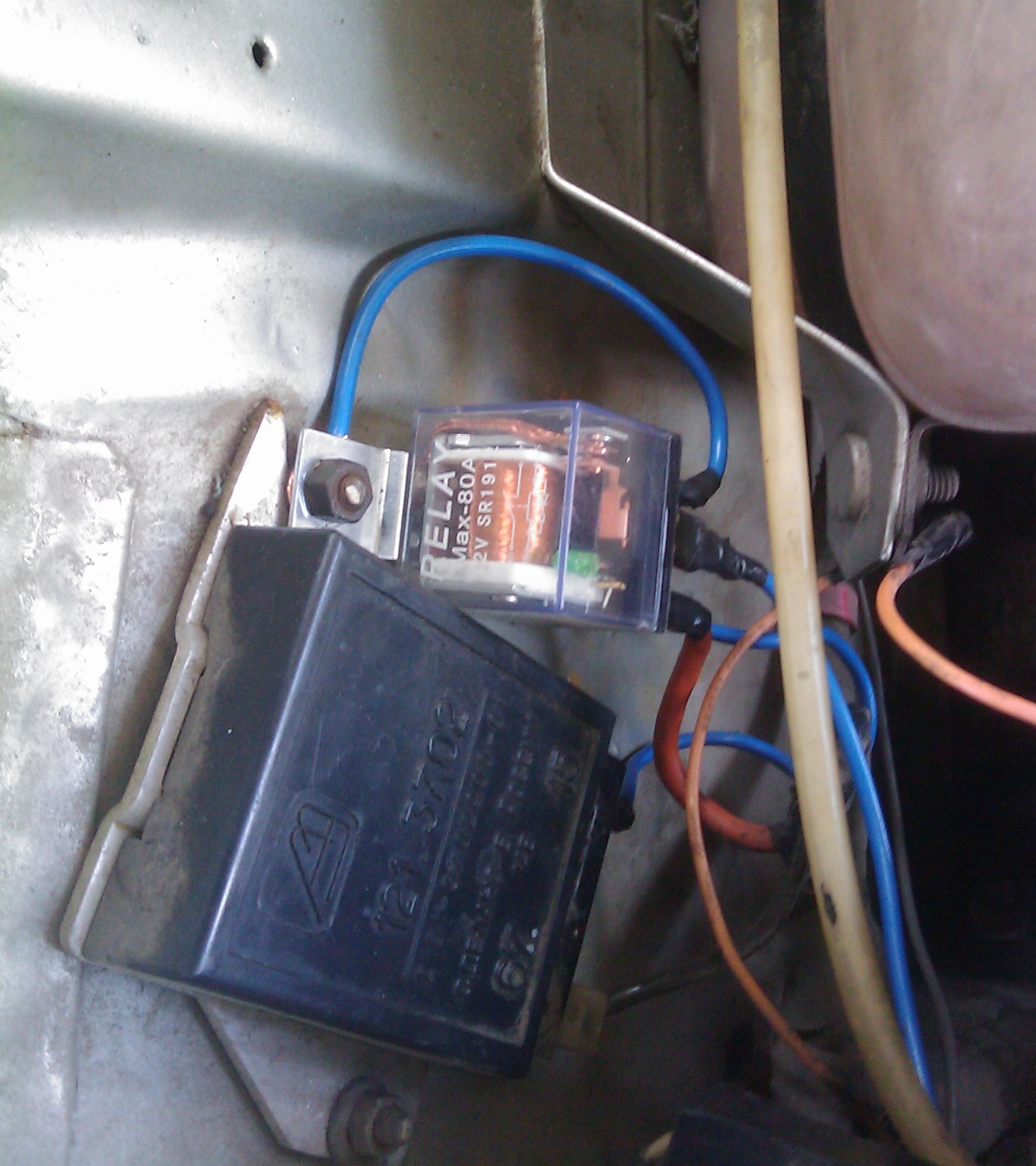 Моргает лампочка зарядки аккумулятора ваз-2106: причины, ремонт