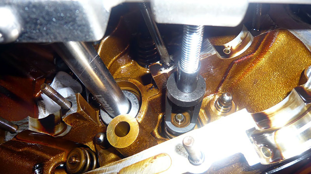 Замена сальников клапанов без снятия головки. Маслосъемные колпачки n52. Рассухариватель клапанов БМВ n52. Маслосъёмные сальники клапанов БМВ n52. Маслосъемные колпачки на двигатель д75.