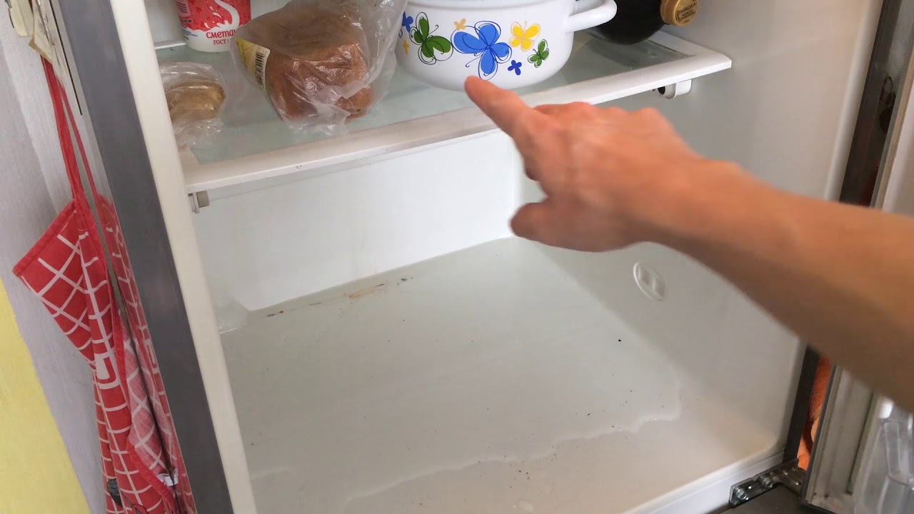 Почему в холодильнике сыро. Вода в холодильнике под ящиками. Холодильник Bosch сливное отверстие. Холодильник вода внутри. В холодильнике скапливается вода под ящиками.