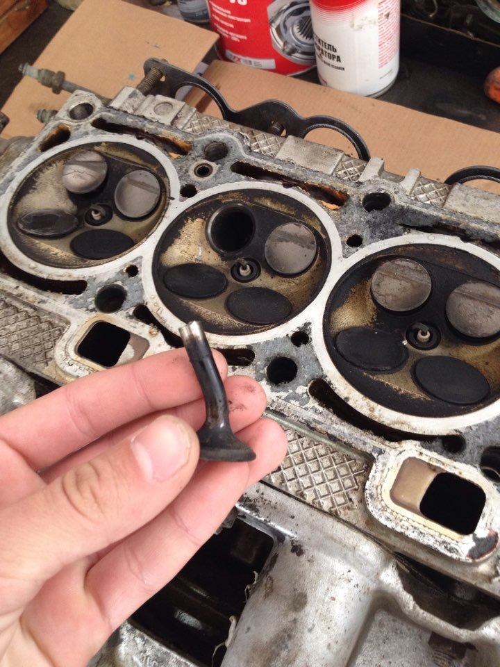 124 двигатель гнет. Загнуло клапана на ВАЗ 2112. Загнуло клапана ВАЗ 2112 16 клапанов. Клапана на ВАЗ 16 клапанов. Загнутые клапана на ВАЗ 2112.