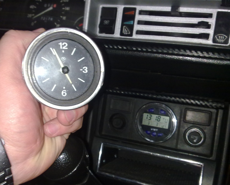 Часы установлены неверно. Штатные часы ВАЗ 2107. Штатные автомобильные часы ВАЗ 2107. Вольтметр ВАЗ 2107 штатный. Вольтметр автомобильный ВАЗ 2107.